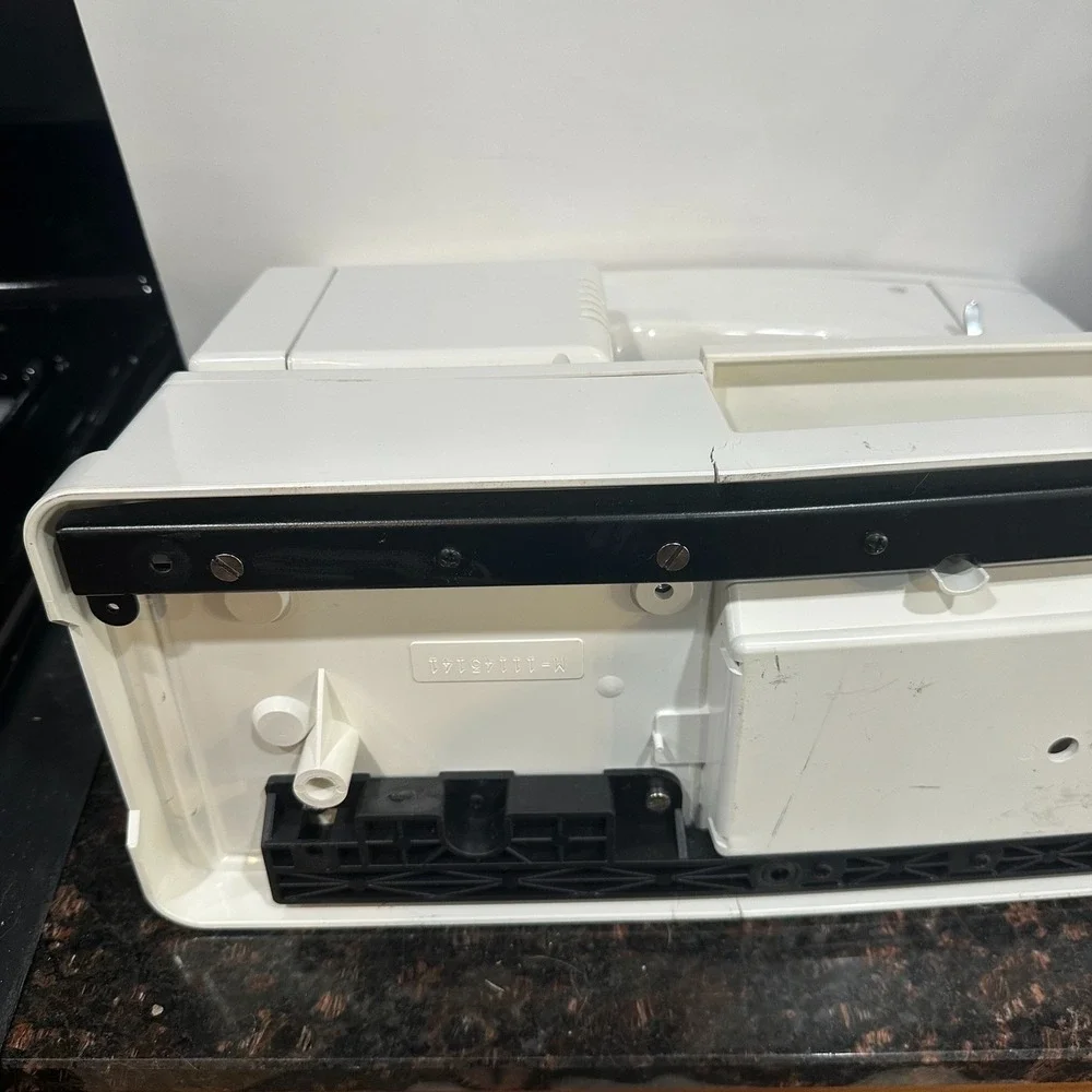 VINTAGE Singer 6110 Sewing Machine White Free Arm Zigzag Stitches Italy Made